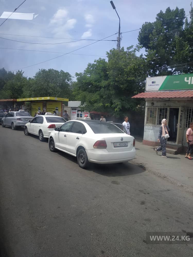 Машины на остановках