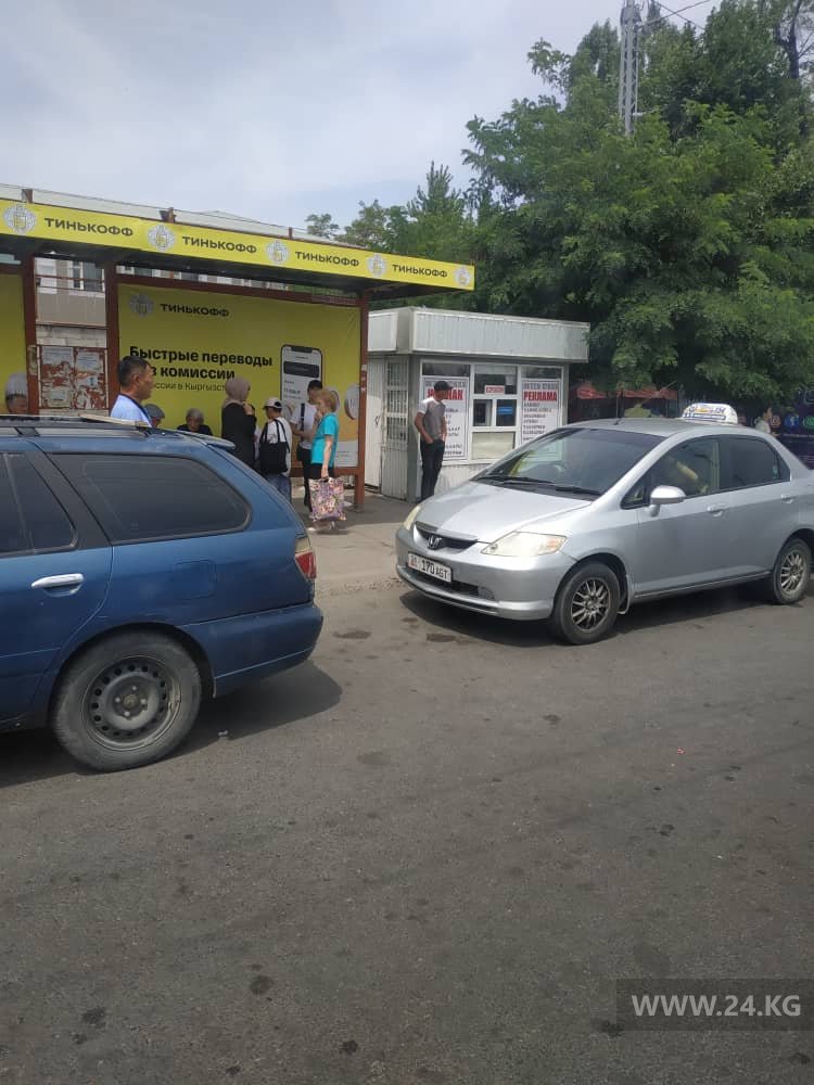 Машины на остановках
