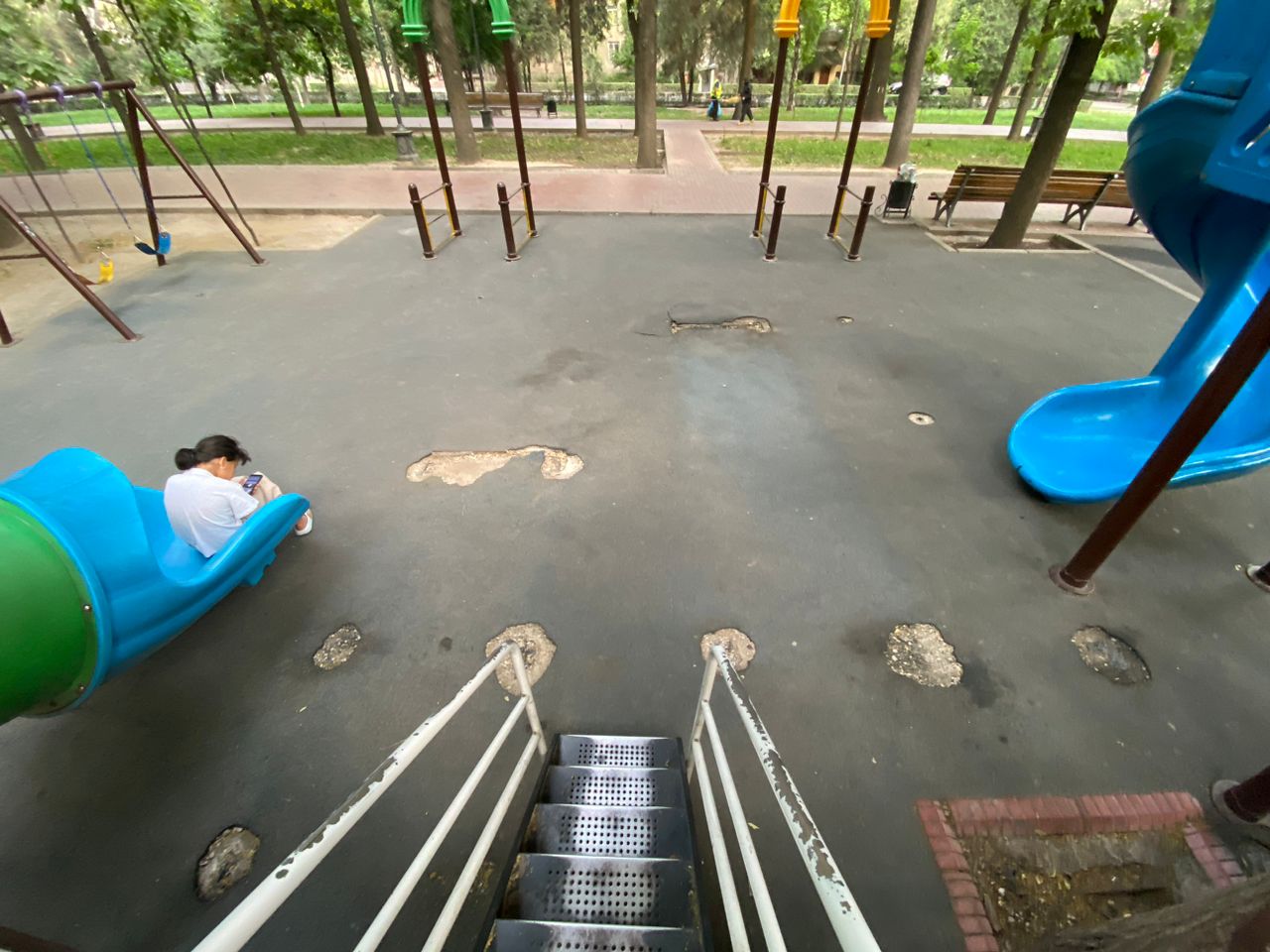 Покрытие площадки в дырах