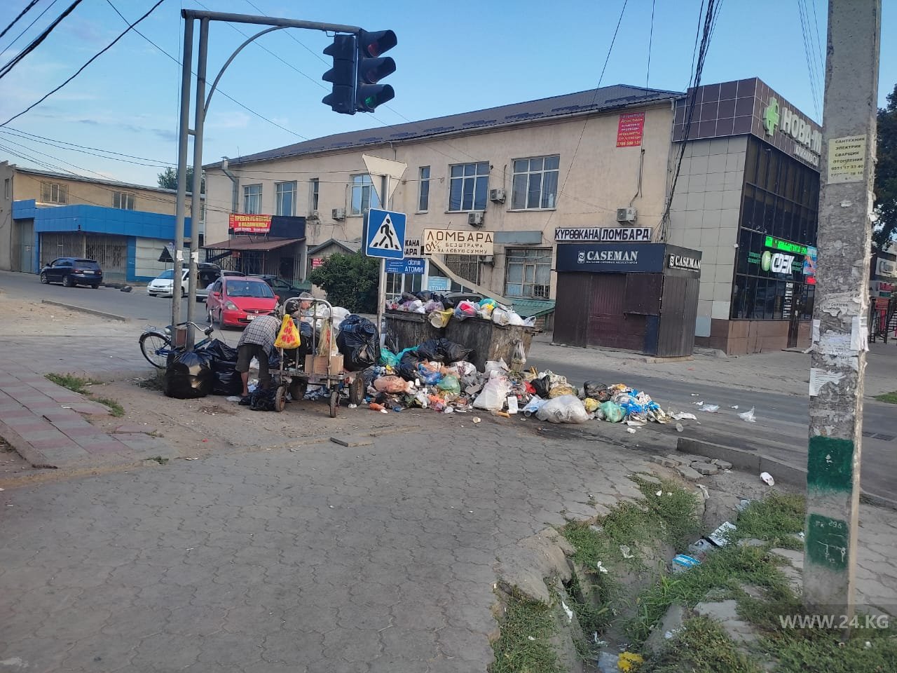 Жители столицы жалуются на завалы мусора