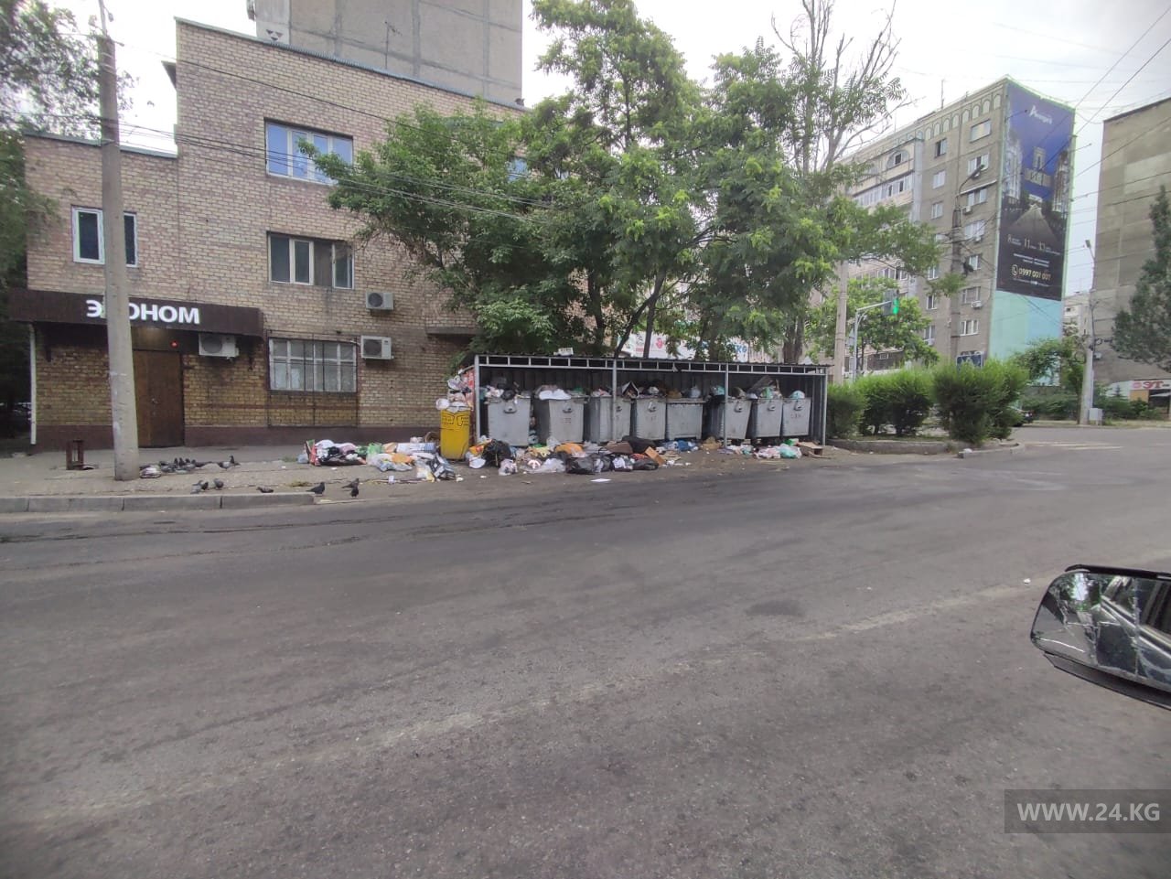 Жители столицы жалуются на завалы мусора