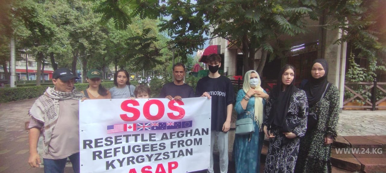 В Бишкеке беженцы из Афганистана снова вышли на митинг к зданию ООН