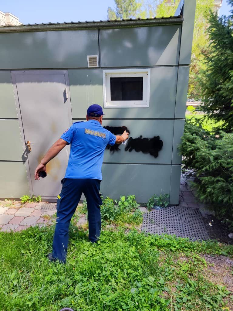 В Бишкеке милиционеры закрасили больше 400 граффити наркомагазинов