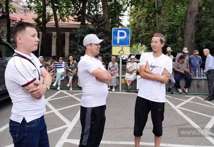 Сторонники депутата Адахана Мадумарова у здания Жогорку Кенеша