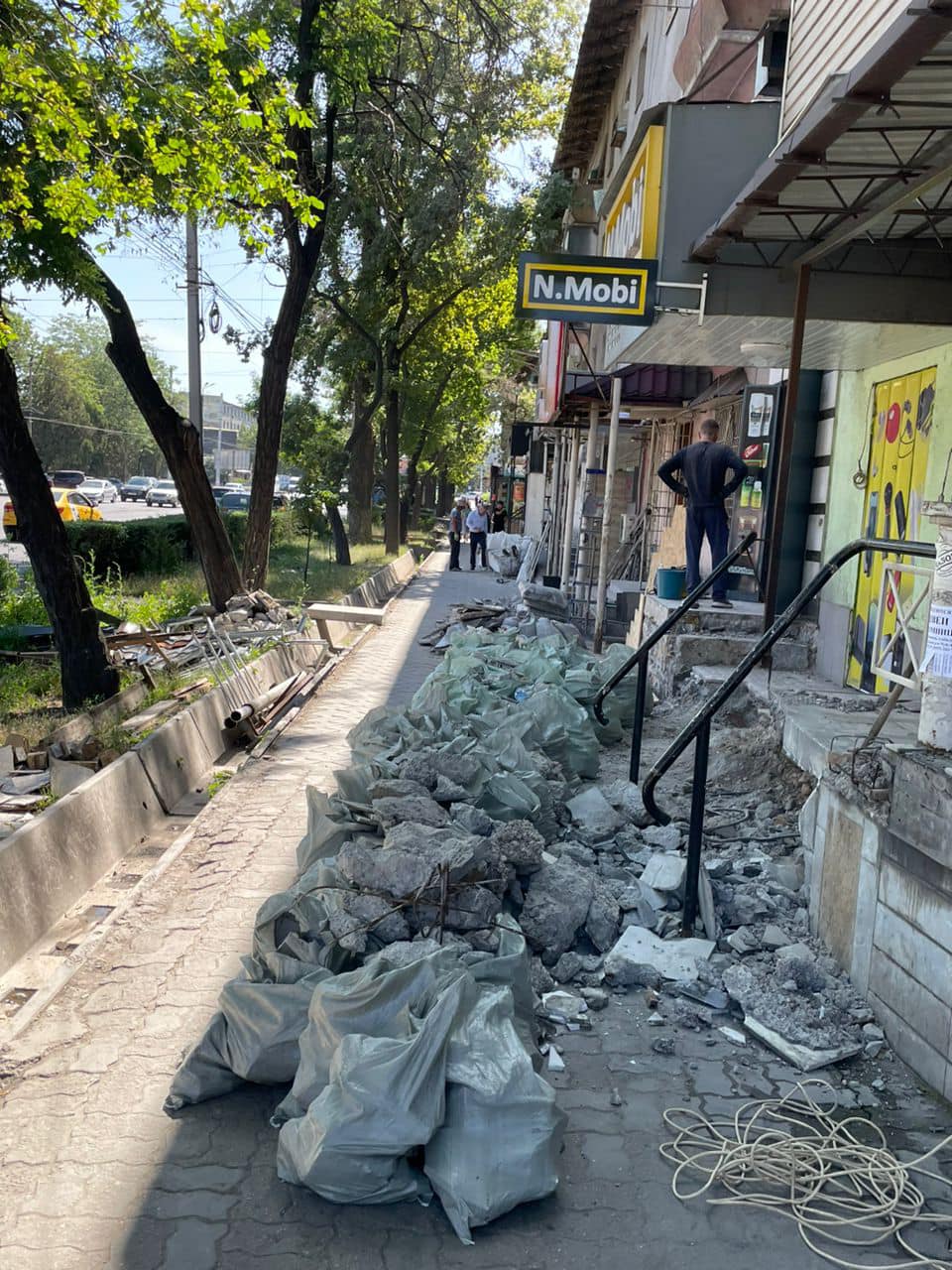 На проспекте Чуй владельцы хозсубъектов начали снос входных групп