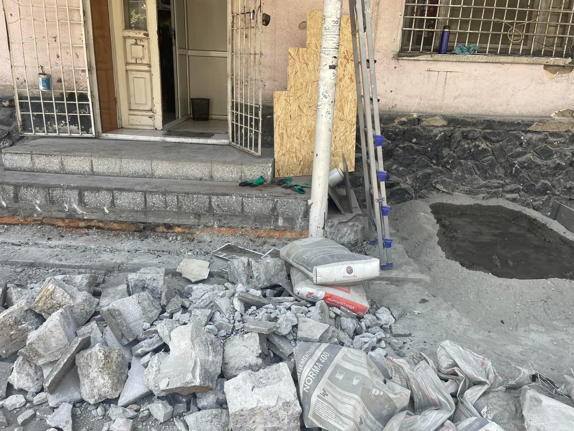 На проспекте Чуй владельцы хозсубъектов начали снос входных групп