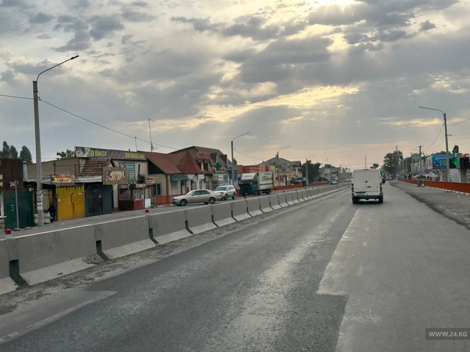 Такие большие участки, где снимали и снова клали асфальт, вызывают вопросы о качестве трассы