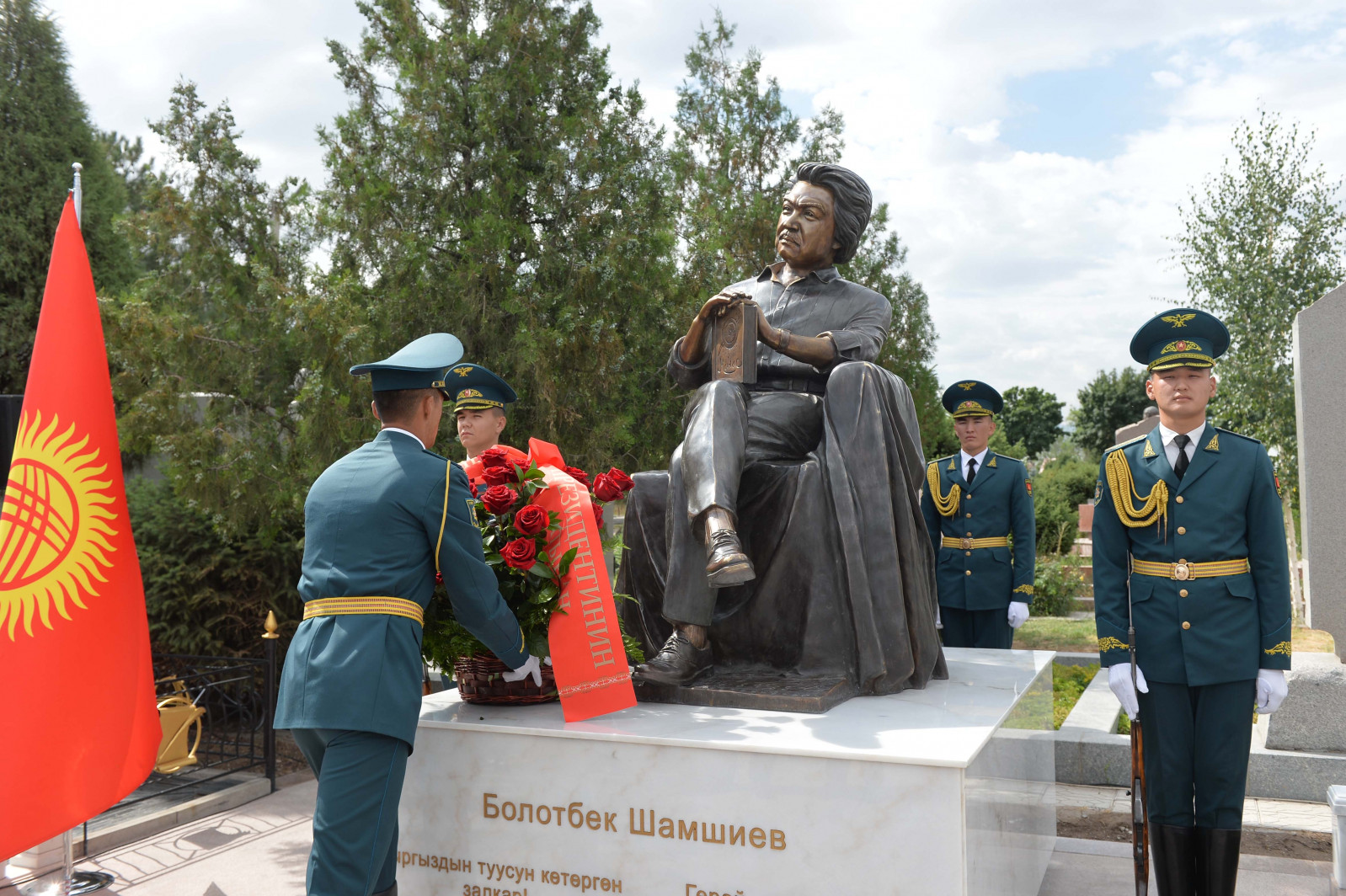Памятник кинорежиссеру Болотбеку Шамшиеву