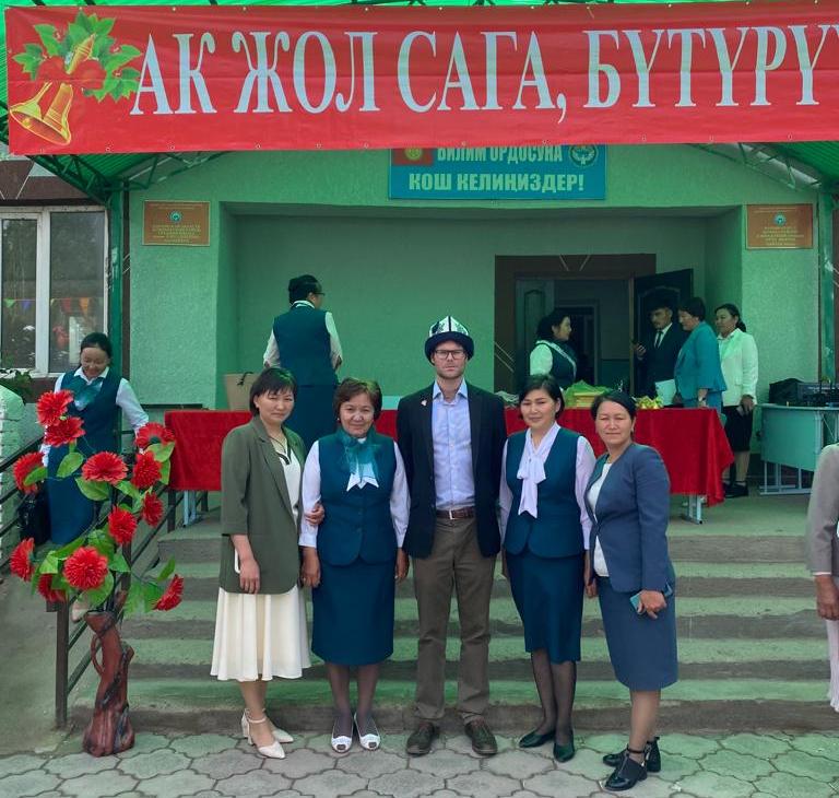 Джон Роберт с учителями из Джумгала