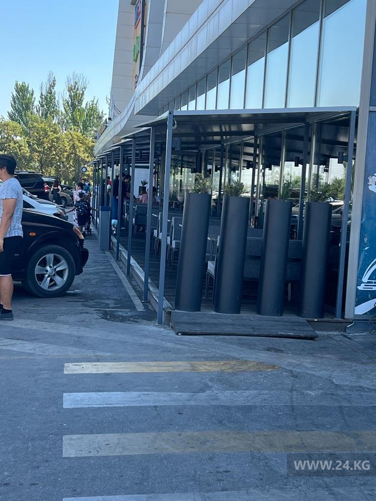 Летняя терраса закрыла проход