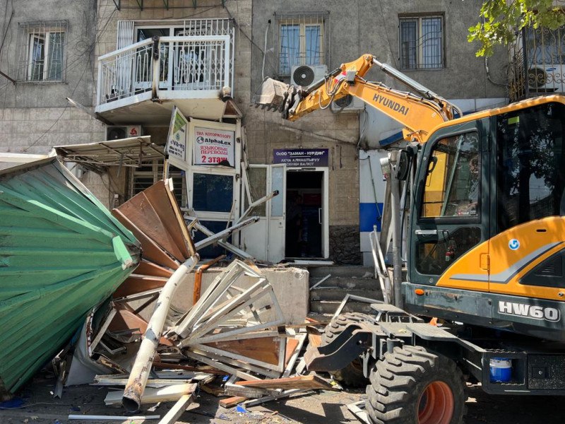 На улице Абдрахманова продолжают сносить входные группы и пристройки
