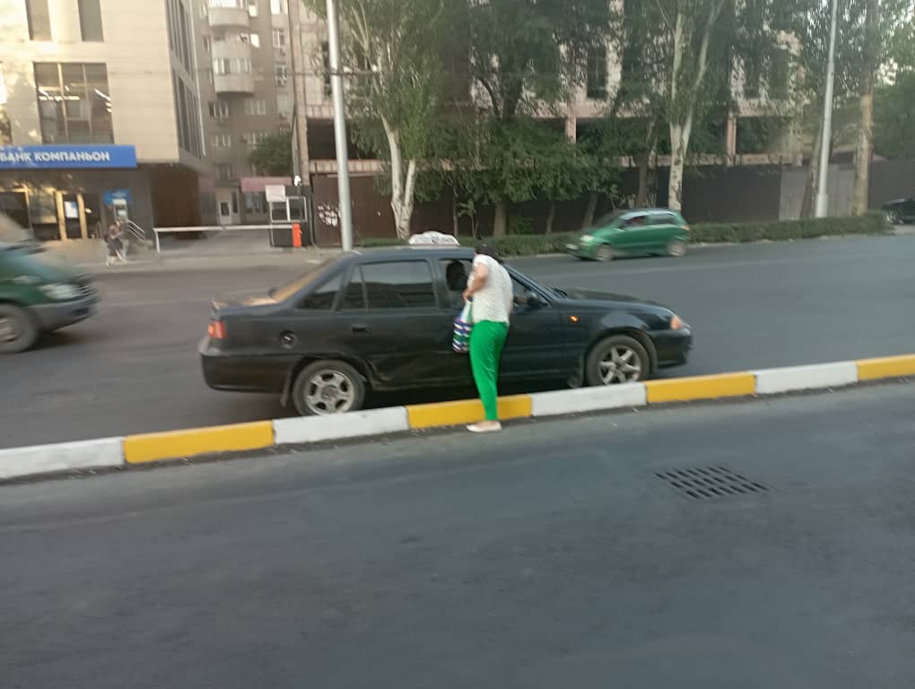 Такси остановилось, чтобы посадить клиента