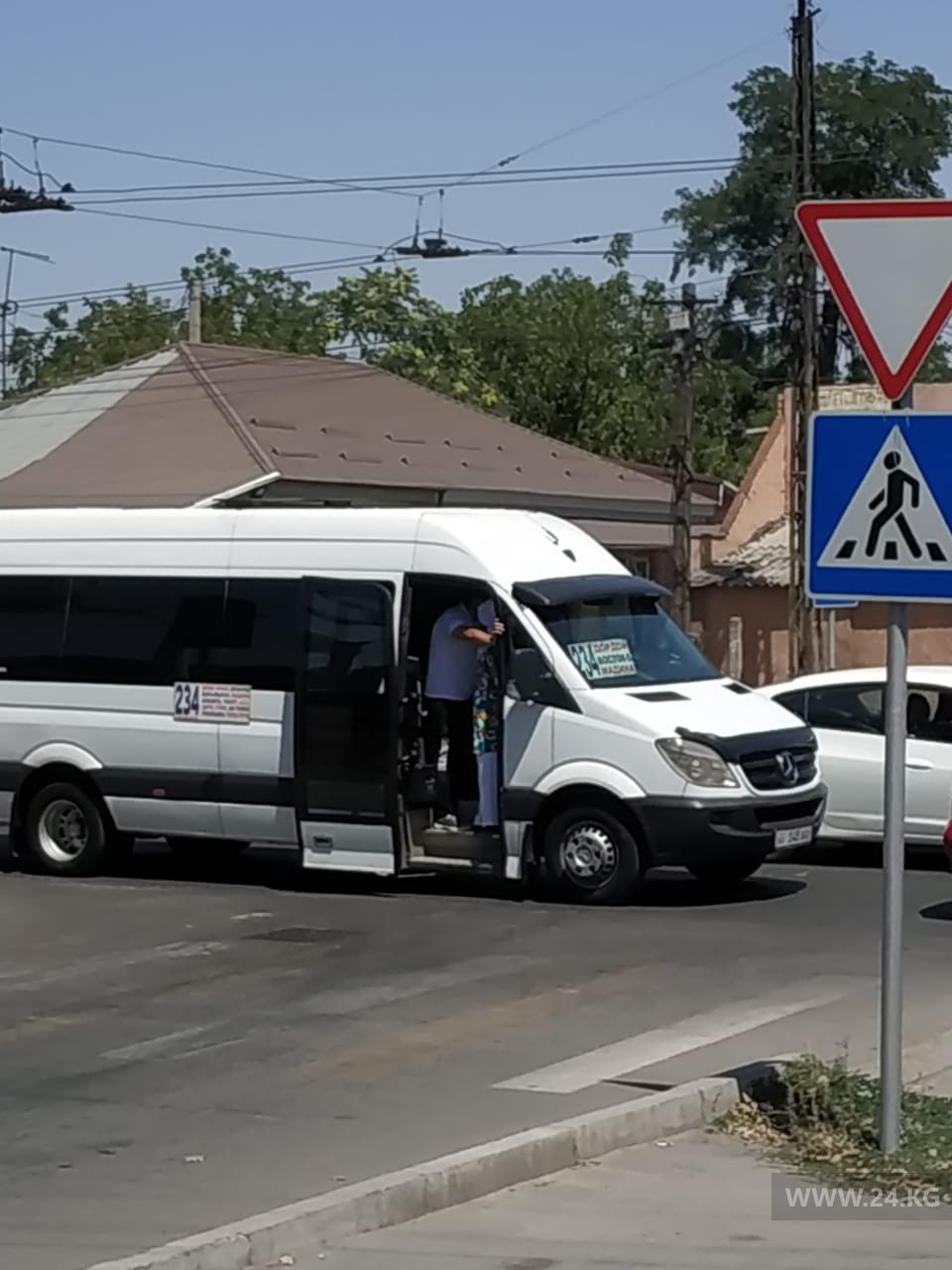 В Бишкеке пассажирский микроавтобус ехал с открытой дверью