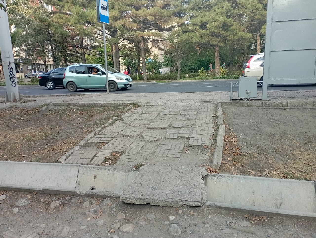 Отремонтировать проход к остановке в микрорайоне № 3 Бишкека просят жители