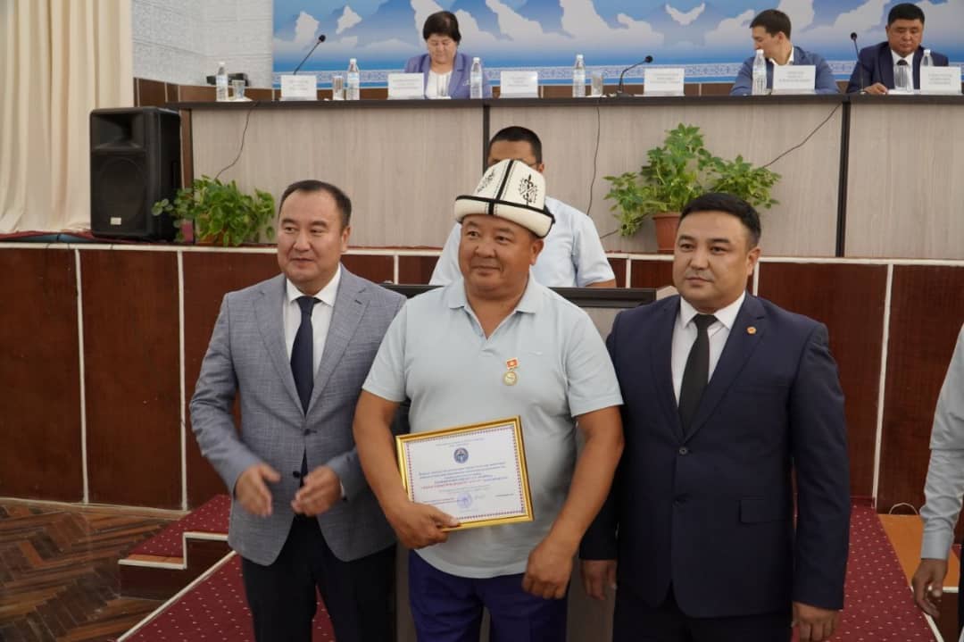 Икрамжан Илмиянов в центре