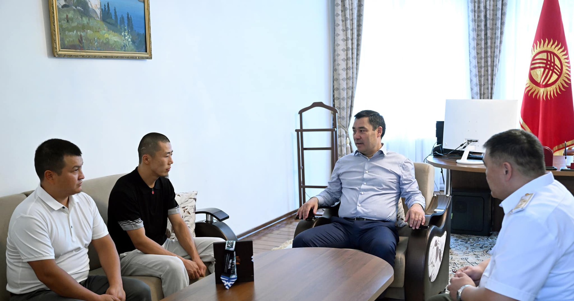 Садыр Жапаров вручил ключи от квартиры боксеру Мунарбеку Сейитбек уулу