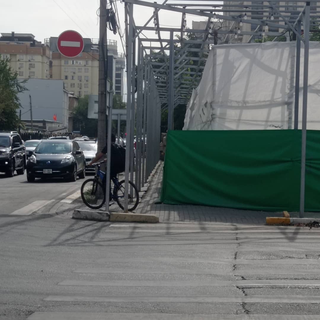 На улице Исанова стройкомпания перегородила тротуар