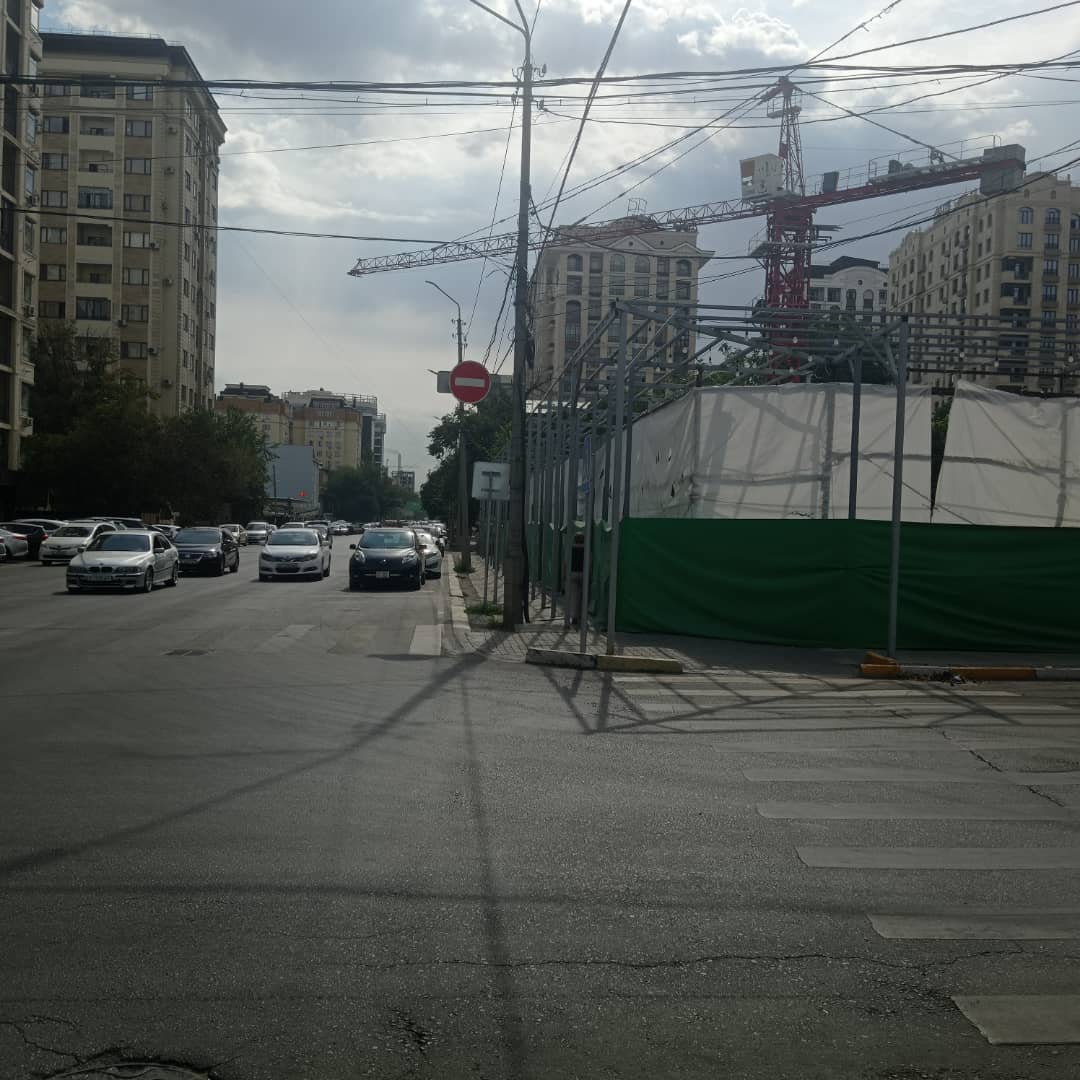 На улице Исанова стройкомпания перегородила тротуар