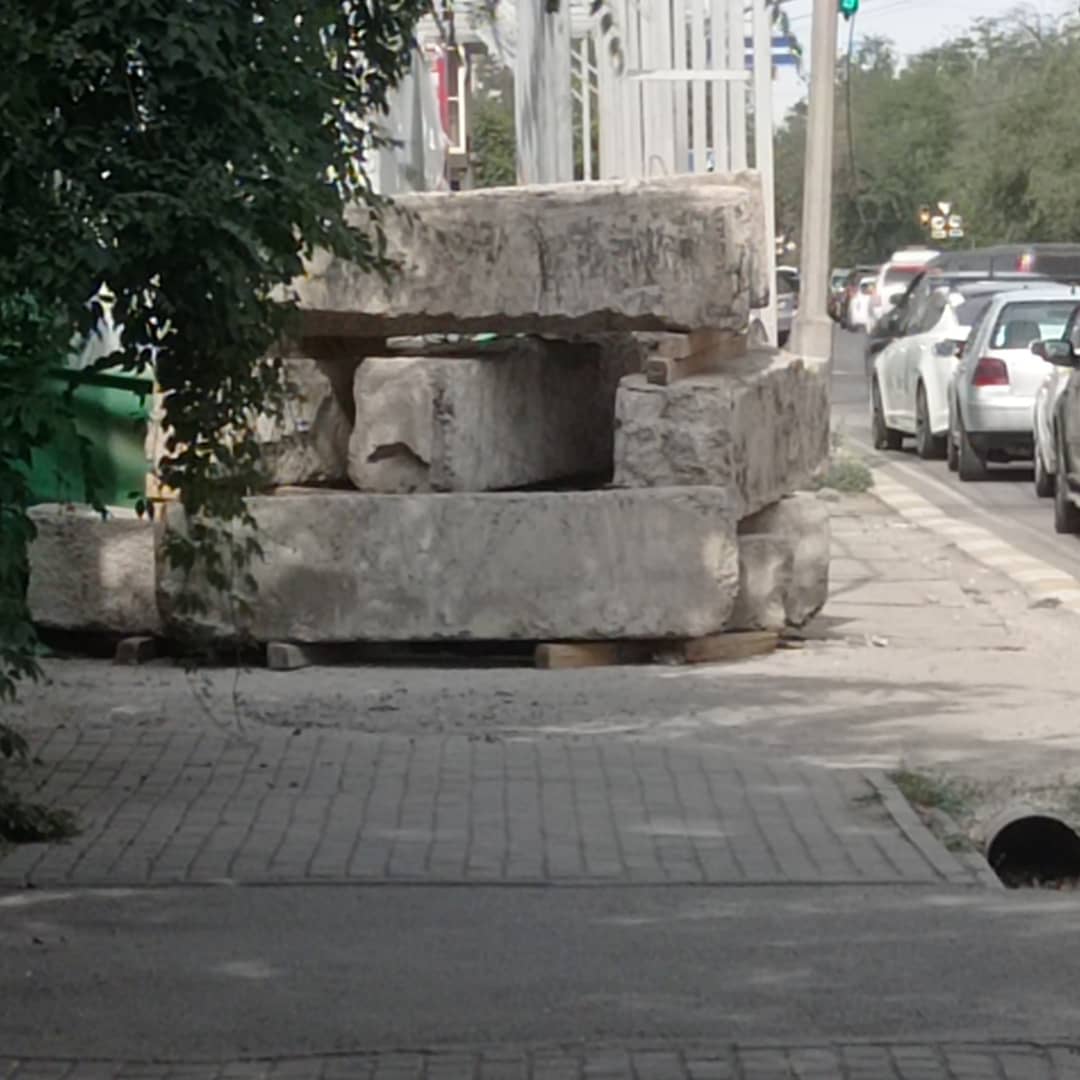 На улице Исанова стройкомпания перегородила тротуар