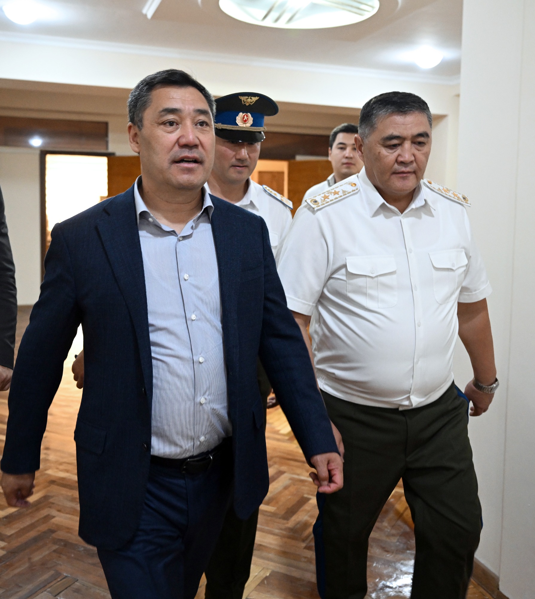 Садыр Жапаров и Камчибек Ташиев в новом здании управления ГКНБ в Оше