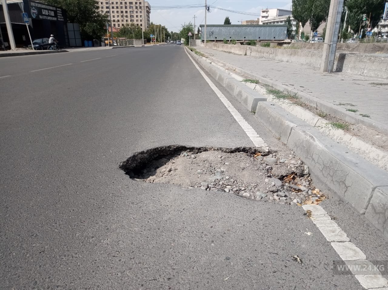 Поврежденный асфальт