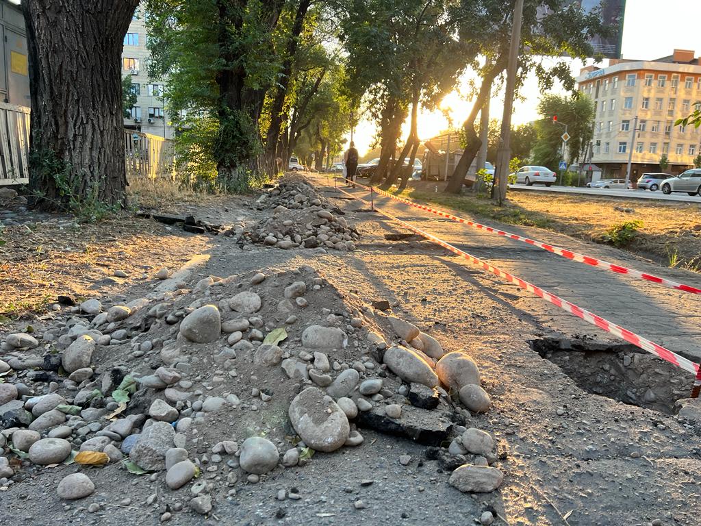 На улице Медерова на тротуаре хотели установить забор