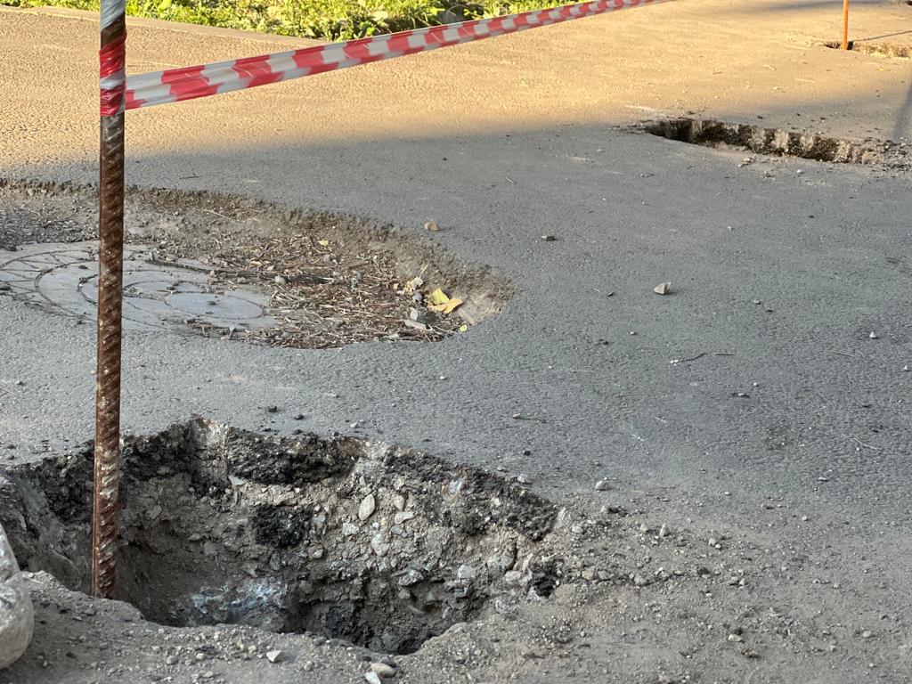 На улице Медерова на тротуаре хотели установить забор