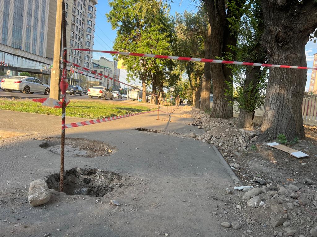 На улице Медерова на тротуаре хотели установить забор
