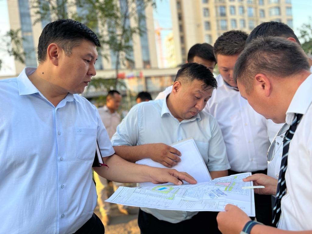 На улице Медерова на тротуаре хотели установить забор