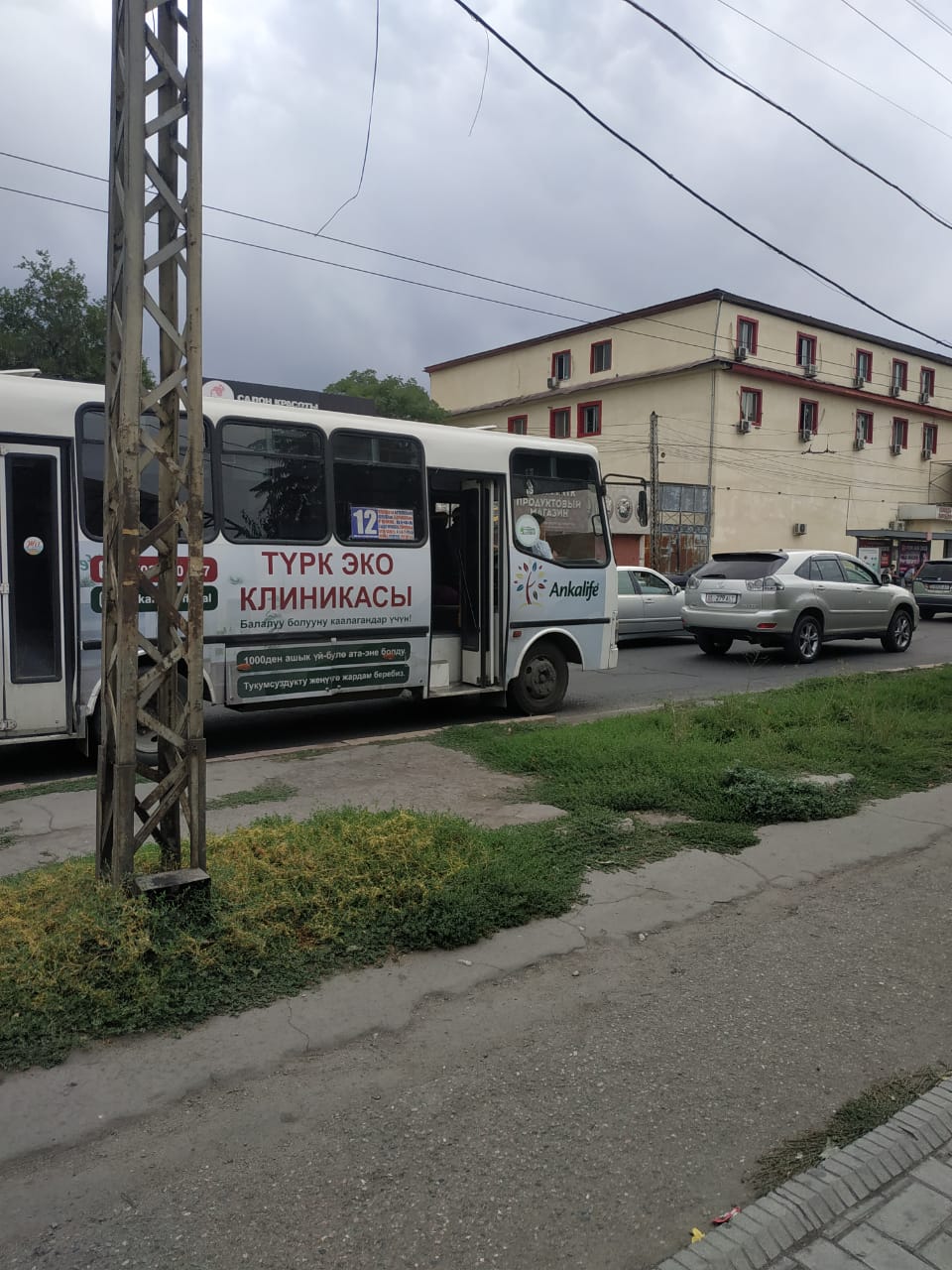 Автобус едет с открытой дверью