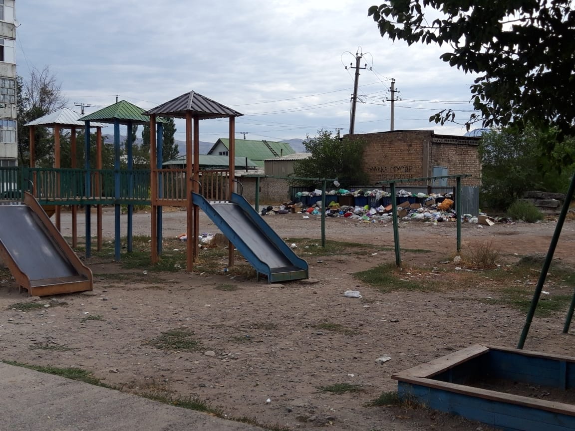 Мусор возле детской площадки