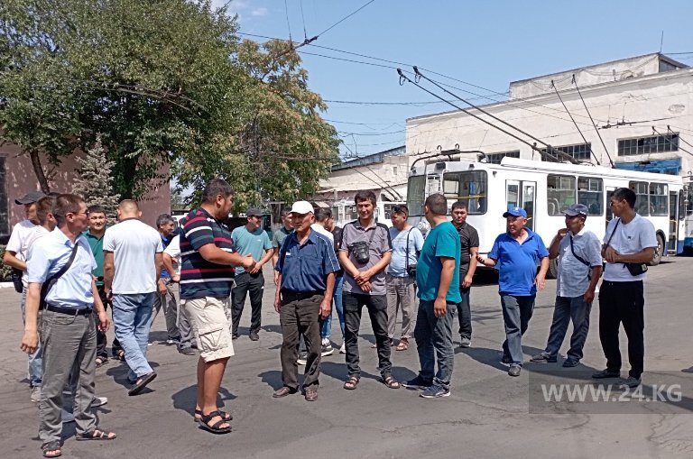 Водители троллейбусов требуют повышения зарплаты