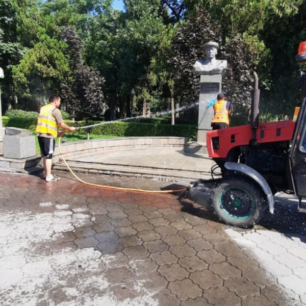 В столице моют памятники