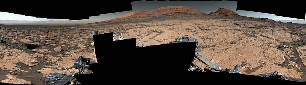 На панораме, снятой марсоходом Curiosity НАСА, показано место, получившее прозвище «Понтур», где ученые обнаружили сохранившиеся древние грязевые трещины, которые, как считается, образовались в течение долгих циклов влажных и сухих условий на протяжении многих лет.
