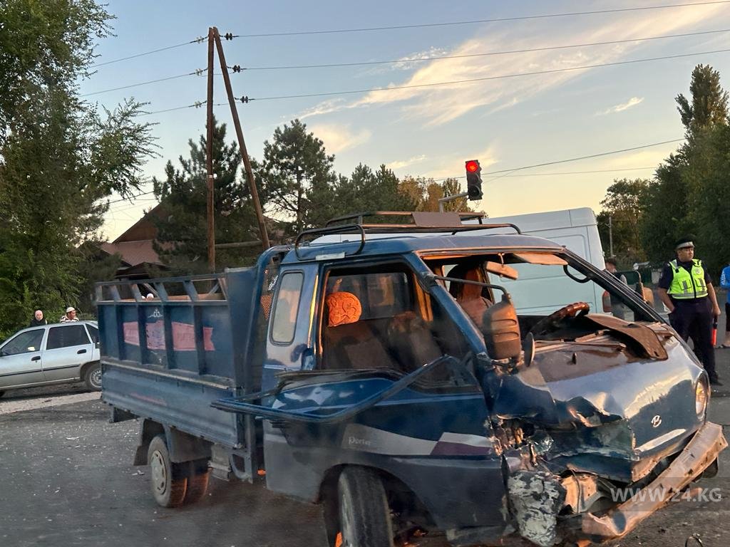 В Кара-Балте столкнулись три автомобиля
