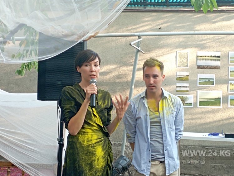 Соорганизаторы выставки Рада Валентина кызы и Роман Третьяков