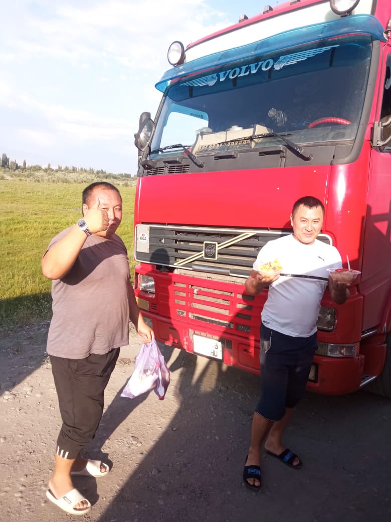 Для водителей на границе с Казахстаном организовано горячее питание