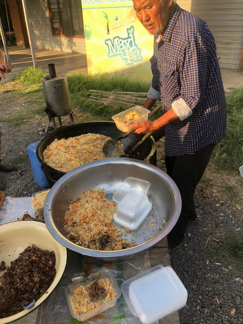 Для водителей на границе с Казахстаном организовано горячее питание