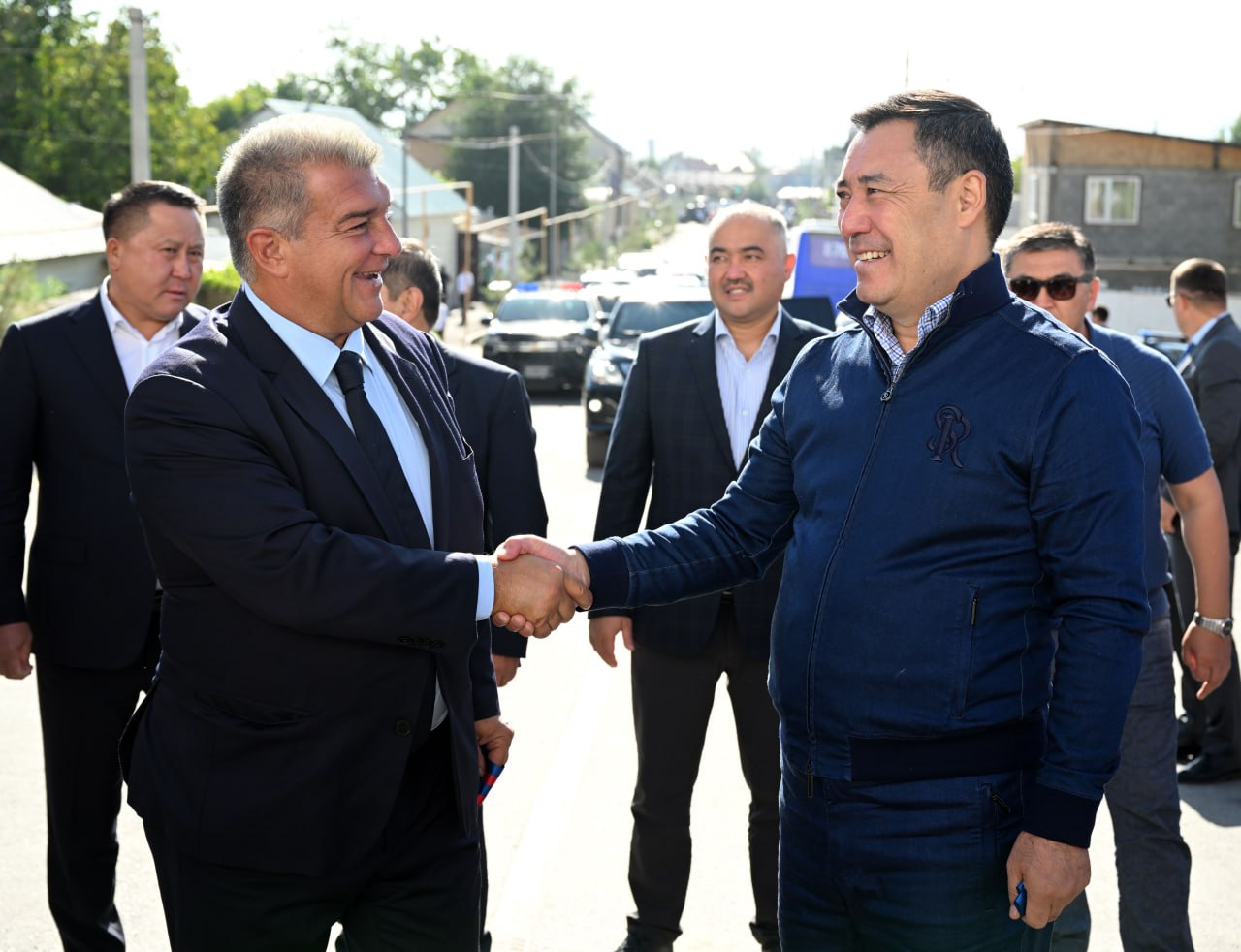 Президент Садыр Жапаров открыл футбольную академию «Барселоны» в Джалал-Абаде