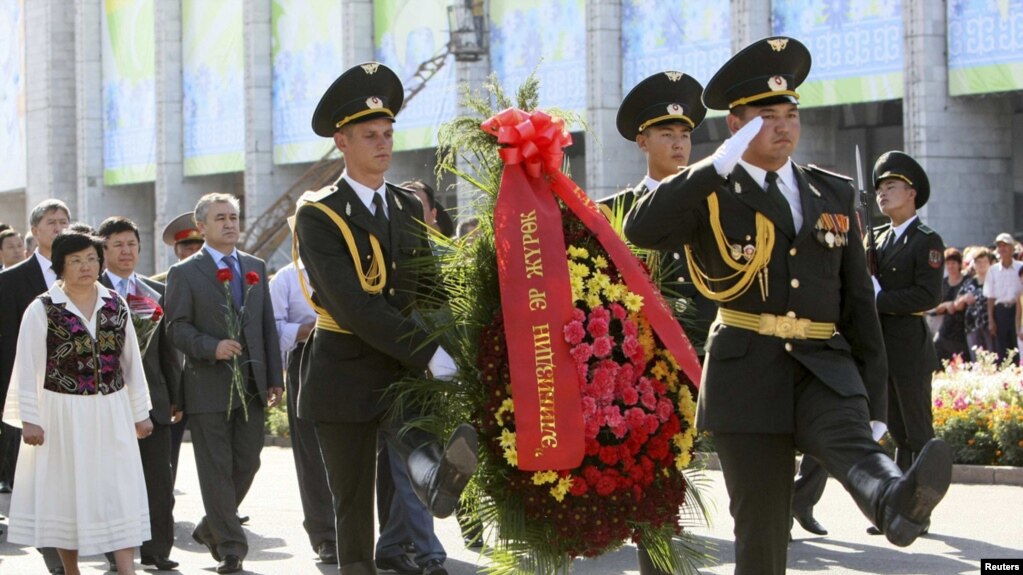 2010 год. День независимости отмечали скромно, почтив память погибших во время апрельских событий