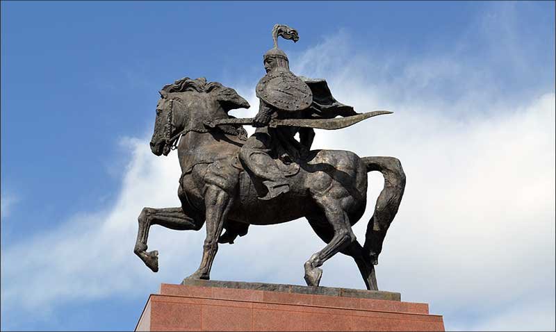 2011 год. В этот день на площади Ала-Тоо открыли памятник «Айкол Манас»