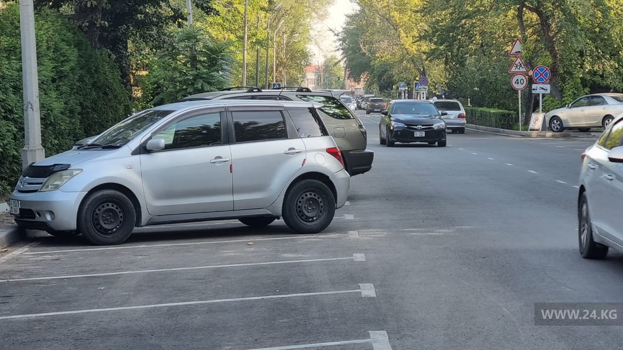 Парковка на улице Орозбекова