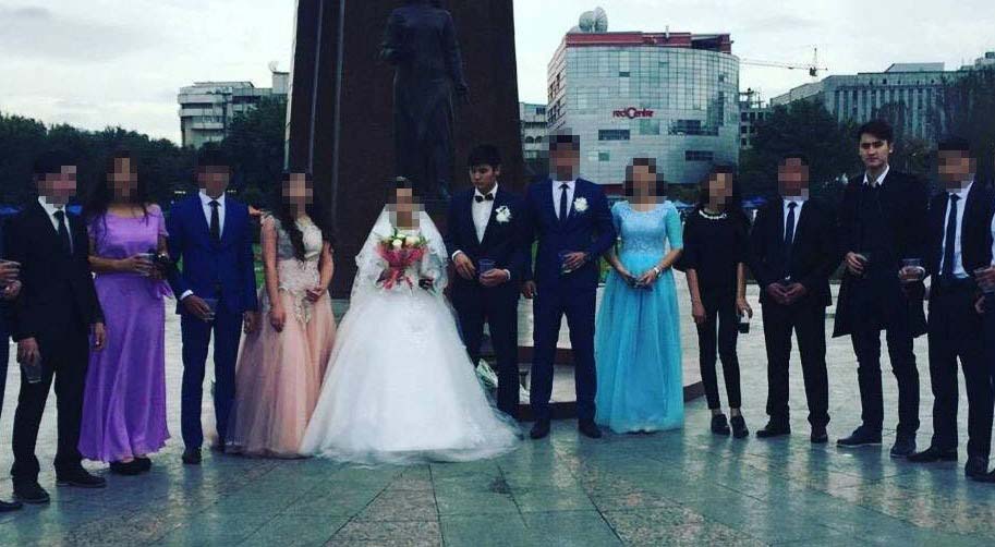 Рустам Жапаров (второй справа) на фото со свадьбы Аргена Кадырбекова (в центре, рядом с невестой)