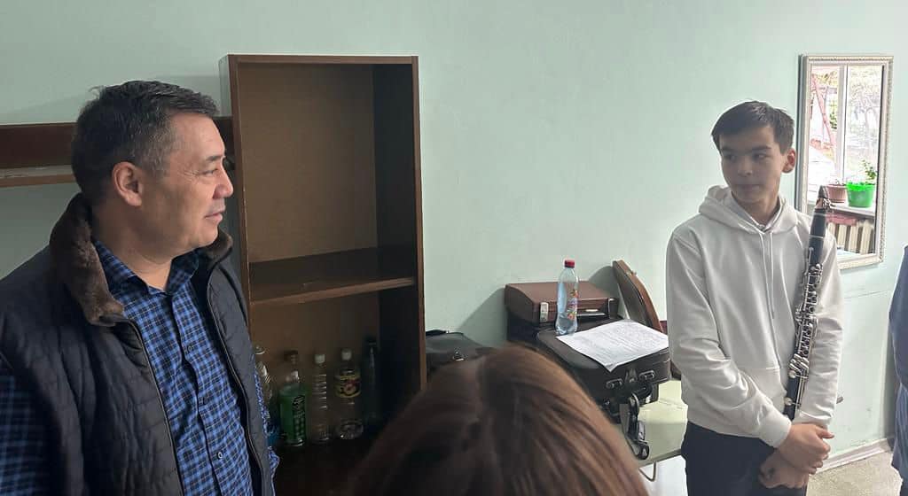 Садыр Жапаров посмотрел музыкальные школы Бишкека