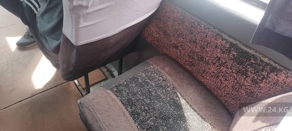 В некоторых бусах между сиденьями практически нет места