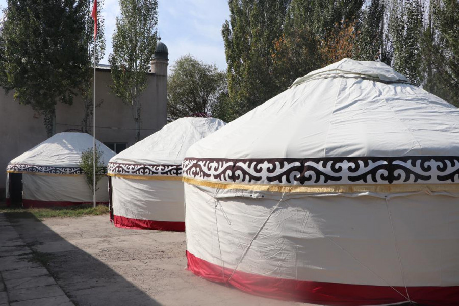Жителям жилмассива «Ала-Тоо» подарили юрты