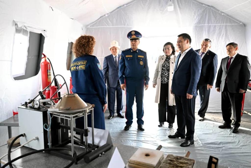 Садыр Жапаров и посол Китая Ду Дэвэнь