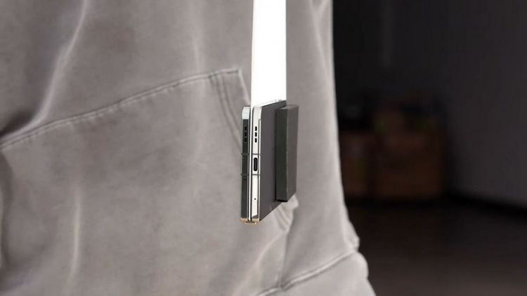 Шарнир OnePlus Open настолько плотно скрепляет половинки экранов, что смартфон может держаться на бумаге, словно прищепка