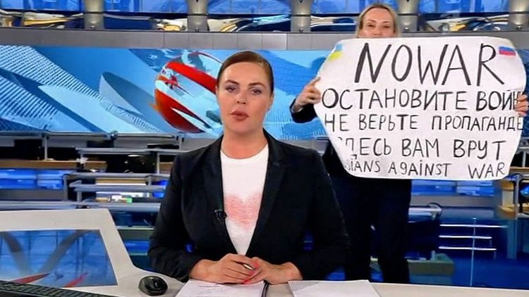 В марте 2022 года в прямом эфире программы «Время» на Первом канале Марина Овсянникова вышла с антивоенным плакатом