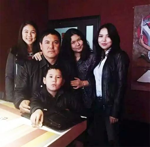Камчи Кольбаев со старшими детьми